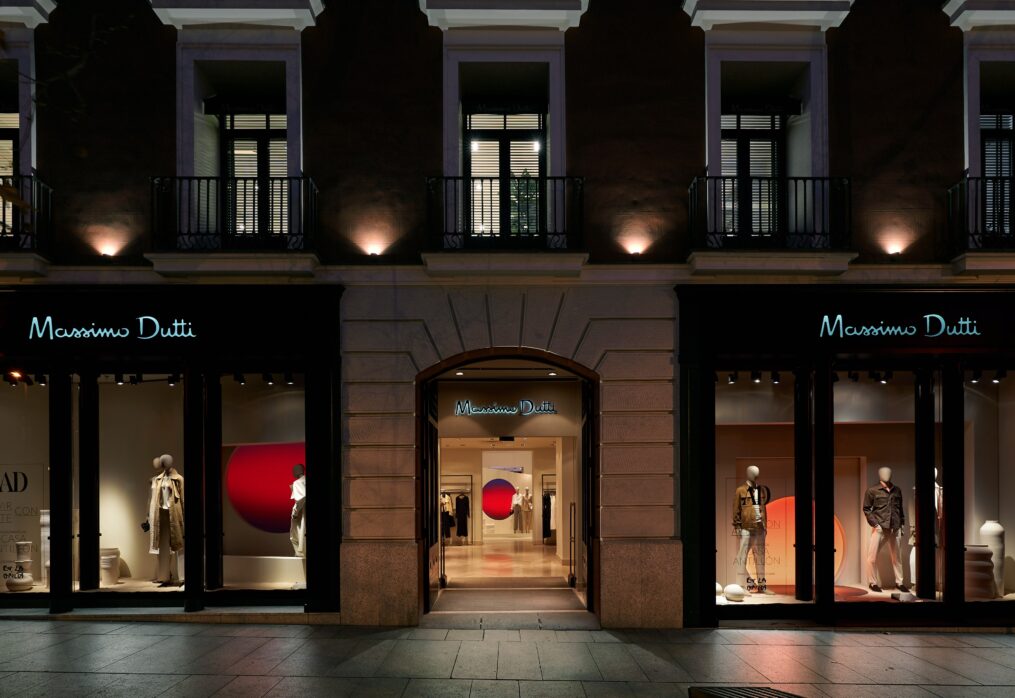 Massimo Dutti viste su ‘flagship’ de Madrid con los diseños del colectivo artístico Casa Antillón