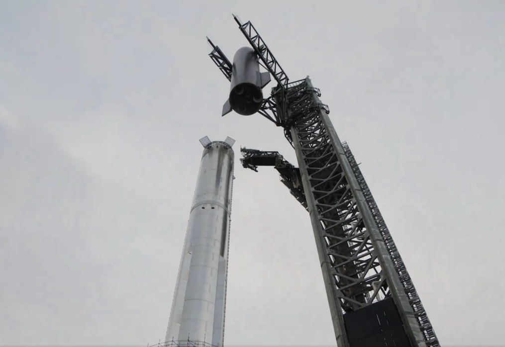 Mechazilla-Riesenroboter steckt SpaceX-Starship zusammen