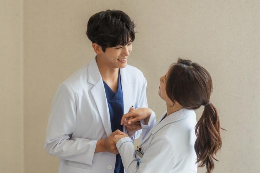 Park Hyung Sik And Park Shin Hye Try To Keep Their Relationship A Secret At Work In “Doctor Slump”